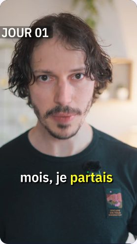 Vidéo UGC de Alexis : Premier jour face au trop-plein d’informations, Montage narratif avec code à l’écran et prise de parole