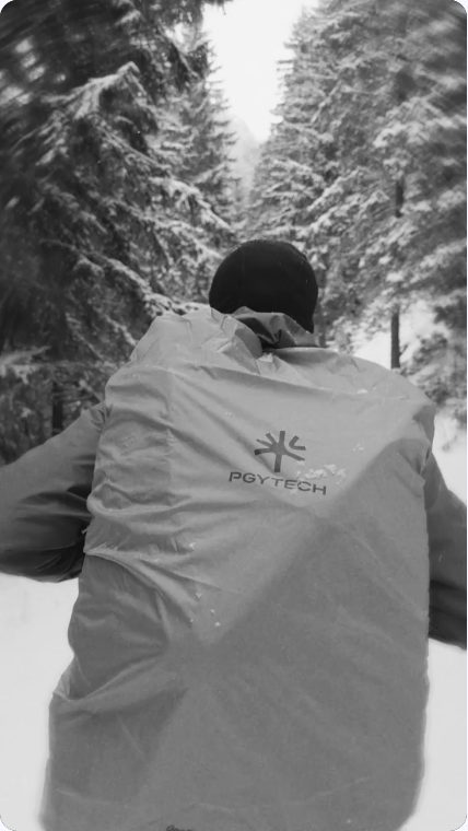 Vidéo UGC de Andrea : Un sac PGYTECH en sortie hivernale, Mise en situation en forêt enneigée