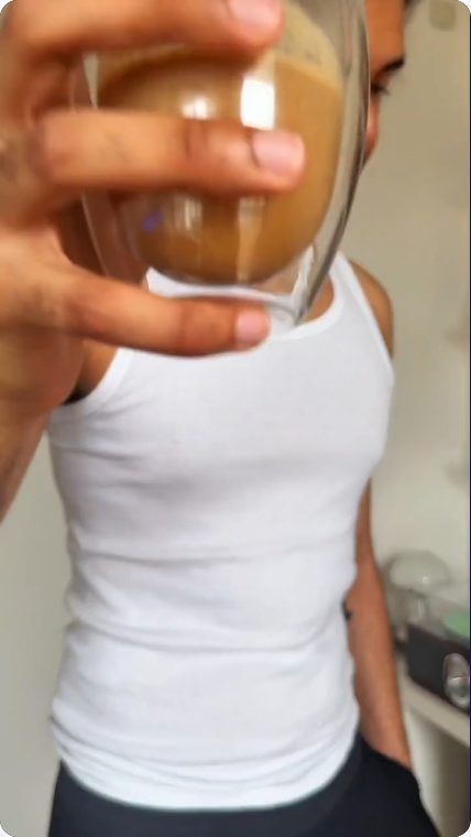 Vidéo UGC de Angelo : Un café servi en tasse à double paroi, Plan de dégustation et mise en avant de la tasse