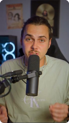 Vidéo UGC de Arthur : Accéder à ses devis et à ses factures, Présentation au micro avec capture d’interface