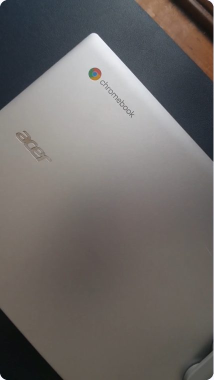 Vidéo UGC de Arthur : Acer Chromebook, prise en main de l’ordinateur, Plans rapprochés sur un ordinateur portable