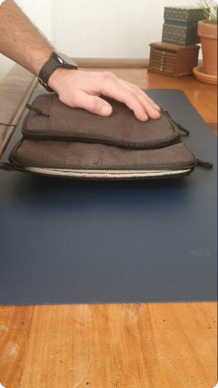 Vidéo UGC de Arthur : Une pochette pour transporter son ordinateur, Démonstration sur table d’un accessoire de protection
