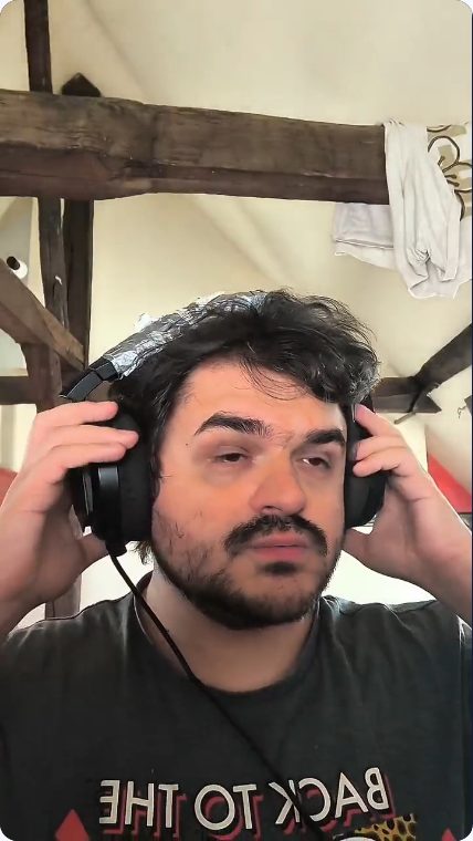 Vidéo UGC de Axel : Un casque audio en prise en main, Mise en situation au bureau, casque sur les oreilles