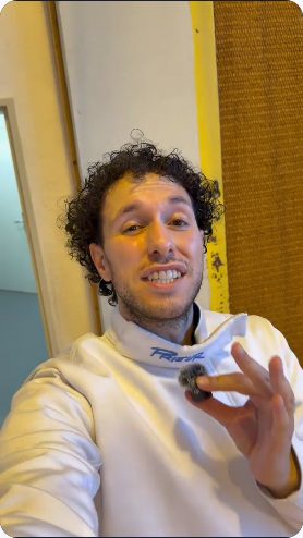Vidéo UGC de Burak : Découvrir l’escrime en gymnase, Présentation au micro et démonstration sportive
