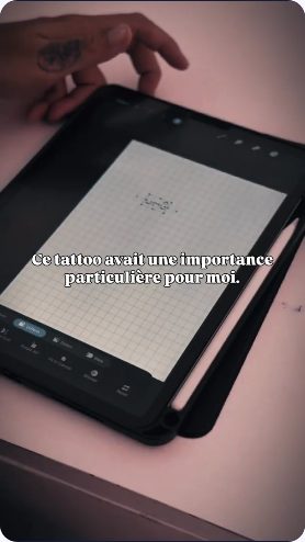 Vidéo UGC de Cédric : Du dessin numérique au projet de tatouage, Plan rapproché sur tablette et création au stylet