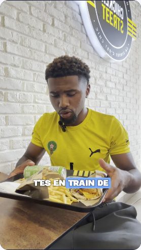 Vidéo UGC de Chaïdy : Un repas chez Tacos Teen’s, Présentation en situation à la table du restaurant