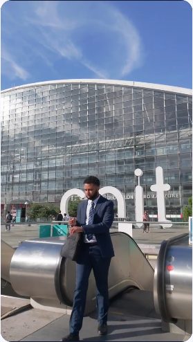 Vidéo UGC de Djiby : Un look en costume sur le parvis, Séquence mode et défilé en extérieur