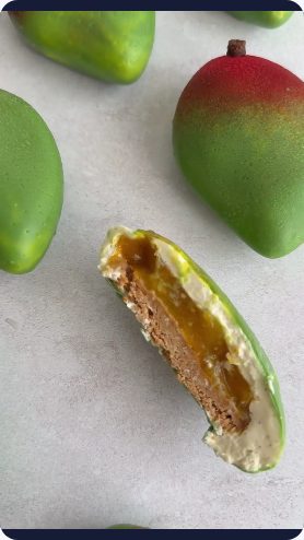 Vidéo UGC de Eyade : Une pâtisserie en forme de mangue, Plans gourmands et présentation de la découpe