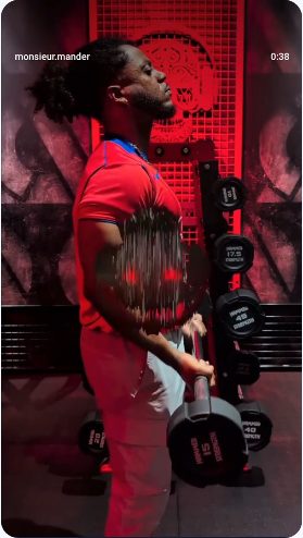 Vidéo UGC de Franck : Une séance de musculation aux haltères, Démonstration sportive en salle