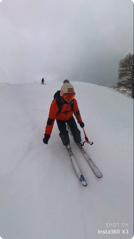 Vidéo UGC de Geoffrey : Une descente à ski filmée sur la piste, Vidéo de sport en mouvement