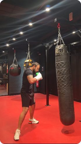 Vidéo UGC de Giacomo : Un entraînement de boxe au sac, Démonstration sportive en salle