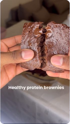 Vidéo UGC de Jaonary : Des brownies protéinés en gros plan, Présentation culinaire et texture à la découpe