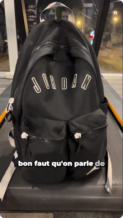 Vidéo UGC de Joan : Un sac à dos Jordan vu de près, Présentation de produit en magasin