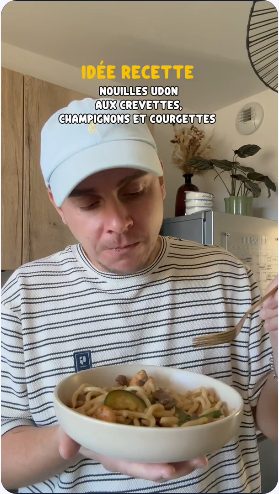 Vidéo UGC de Jordan : Des nouilles udon aux crevettes et légumes, Recette présentée avec le plat terminé