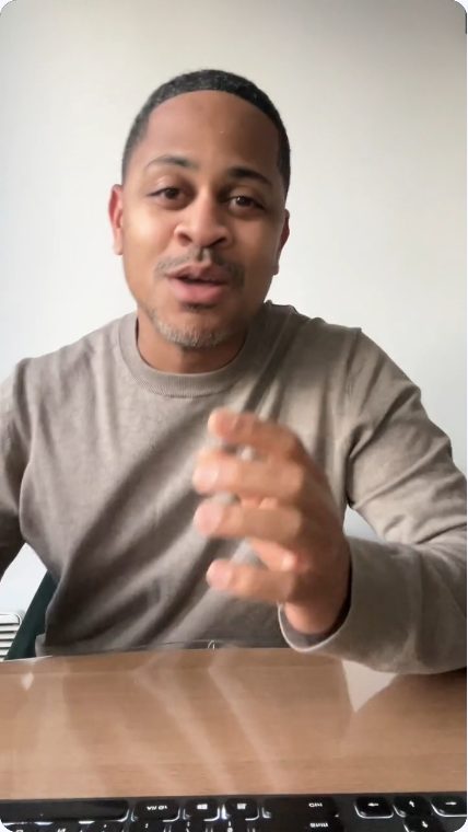 Vidéo UGC de Keddy : Keddy se présente à sa table de travail, Vidéo de présentation face caméra avec sous-titres