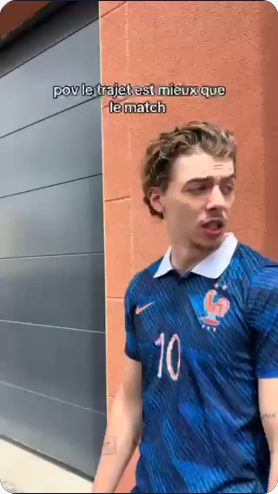 Vidéo UGC de Kellian : Quand le trajet compte autant que le match, Mise en scène humoristique en maillot de football