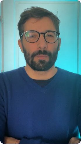 Vidéo UGC de Lois : The Platform, une découverte cinéma, Commentaire face caméra avec affiche du film