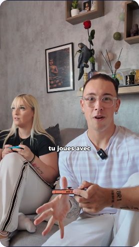 Vidéo UGC de Lucas : Jouer à deux dans le salon, Mise en situation avec manettes de jeu