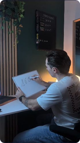 Vidéo UGC de Lucas : Dessiner à son bureau, Séquence de création sur papier