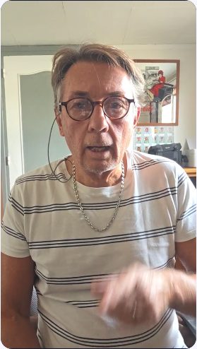 Vidéo UGC de Maurice : Une prise de parole à table avec Maurice, Présentation en intérieur au format vertical