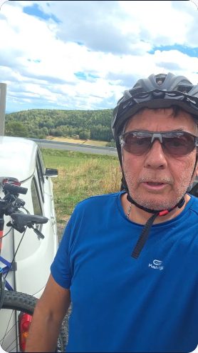Vidéo UGC de Maurice : Une sortie à vélo en pleine nature, Séquence en extérieur avec casque et vélo