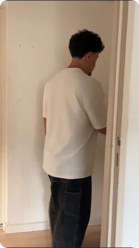 Vidéo UGC de Mehdi : Ouvrir un colis reçu à la maison, Unboxing en plans successifs