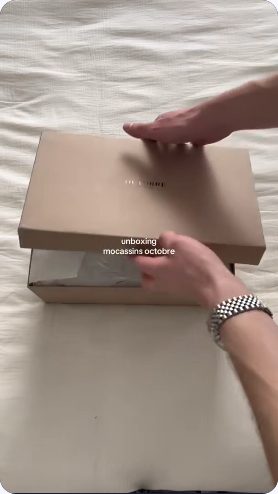 Vidéo UGC de Noah : Déballer des mocassins Octobre, Unboxing de chaussures en plans rapprochés