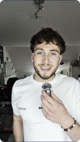 Vidéo UGC de Quentin : Whatnot, une présentation autour des vêtements, Prise de parole au micro avec texte incrusté