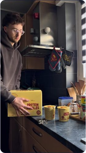 Vidéo UGC de Quentin : Préparer un repas avec des pâtes protéinées, Démonstration en cuisine avec produits en situation