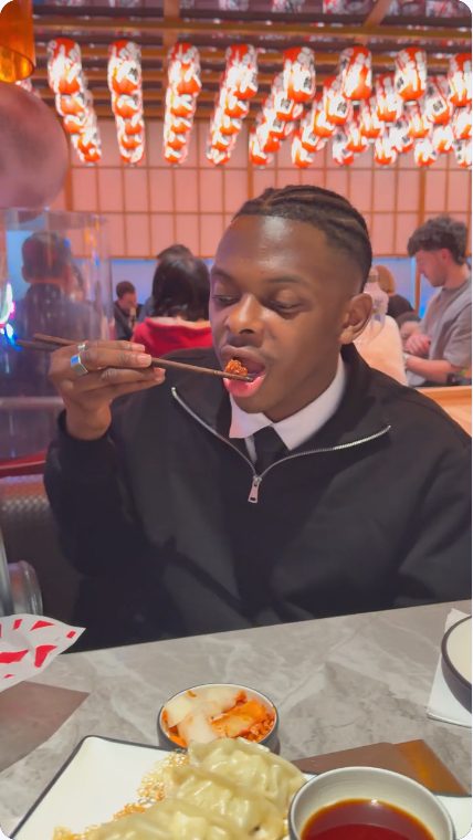 Vidéo UGC de Ryan : Déguster un plat au restaurant, Séquence culinaire à table avec baguettes