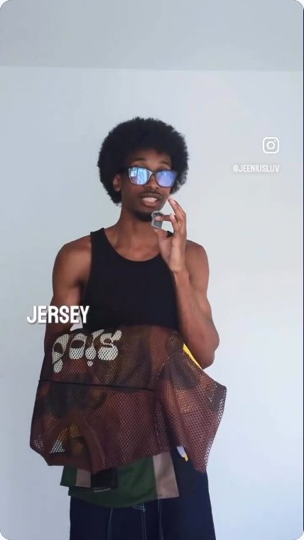 Vidéo UGC de Salime : Un maillot à découvrir dans sa tenue, Présentation mode avec vêtement en main