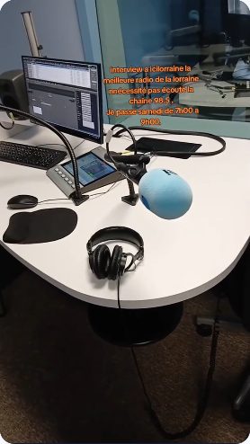 Vidéo UGC de Sébastien : Dans les coulisses du studio radio, Découverte du matériel et texte incrusté