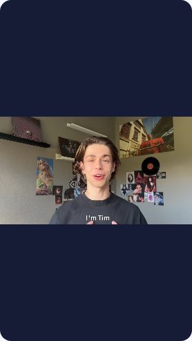 Vidéo UGC de Tim : Tim se présente face caméra, Vidéo de présentation avec sous-titres anglais