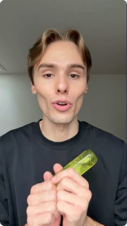 Vidéo UGC de Tom : Un produit de soin à découvrir, Présentation du flacon face caméra