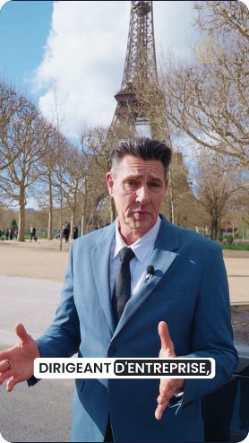 Vidéo UGC de Yannick : Une prise de parole pour les dirigeants, Présentation en costume devant la tour Eiffel
