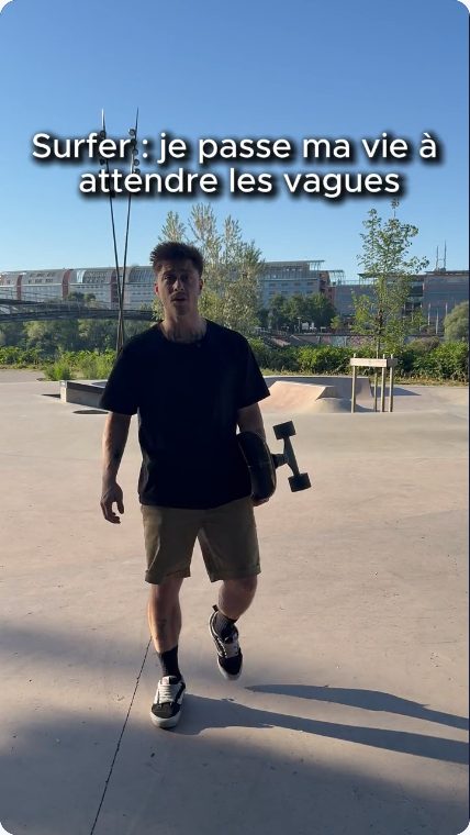 Vidéo UGC de Yannis : Surfer et attendre les vagues, Mise en scène humoristique au skatepark
