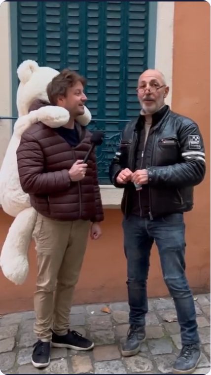Vidéo UGC de Yvain : Une rencontre dans la rue, un ours en peluche à l’épaule, Interview en extérieur au micro