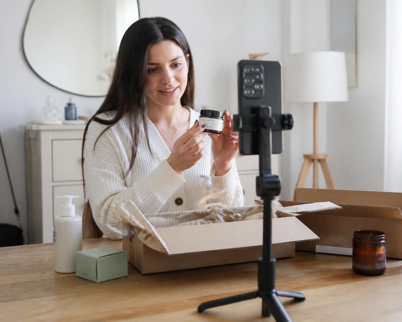 découvrez comment le contenu généré par les utilisateurs (ugc) transforme l'e-commerce en renforçant la confiance, améliorant l'expérience client et stimulant les ventes en ligne.